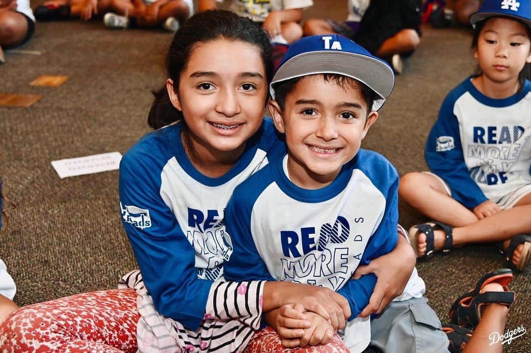 Los Angeles Dodgersさんのインスタグラム写真 - (Los Angeles DodgersInstagram)「‪This morning, @ross_stripling read to more than 100 kids at Edendale Library as part of the @dodgersfoundation #LAReads Summer Library Reading Series.」8月6日 7時08分 - dodgers