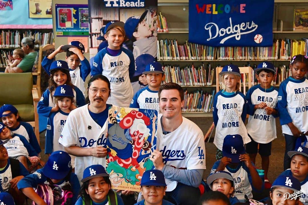 Los Angeles Dodgersさんのインスタグラム写真 - (Los Angeles DodgersInstagram)「‪This morning, @ross_stripling read to more than 100 kids at Edendale Library as part of the @dodgersfoundation #LAReads Summer Library Reading Series.」8月6日 7時08分 - dodgers