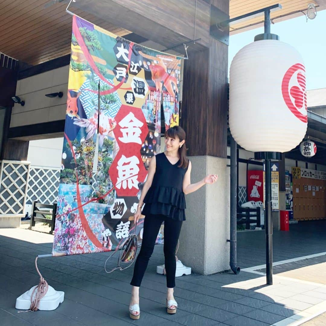 吉田美紀さんのインスタグラム写真 - (吉田美紀Instagram)「・ ・ 週末の大江戸温泉♨️ 気軽に行けるし、温泉以外にも楽しいスポット満載！ ・ アカすりをやってもらいました！ 嬉し恥ずかし🙈 けどまたやりたい！！笑 ・ そんなこの日は全身BLACK❤︎ ・ ・ tops→#lialapg pants→#jcrew sandal→#jimmychoo  bag→#liala ・ #coordinate #outfit #ootd #look #fashion #wardrobe #instafashion #instagood #ママコーデ #ママコーディネート #ママファッション #コーディネート #ファッション #ブラックコーデ #大江戸温泉物語 #大江戸温泉」8月6日 7時21分 - miki__yoshida