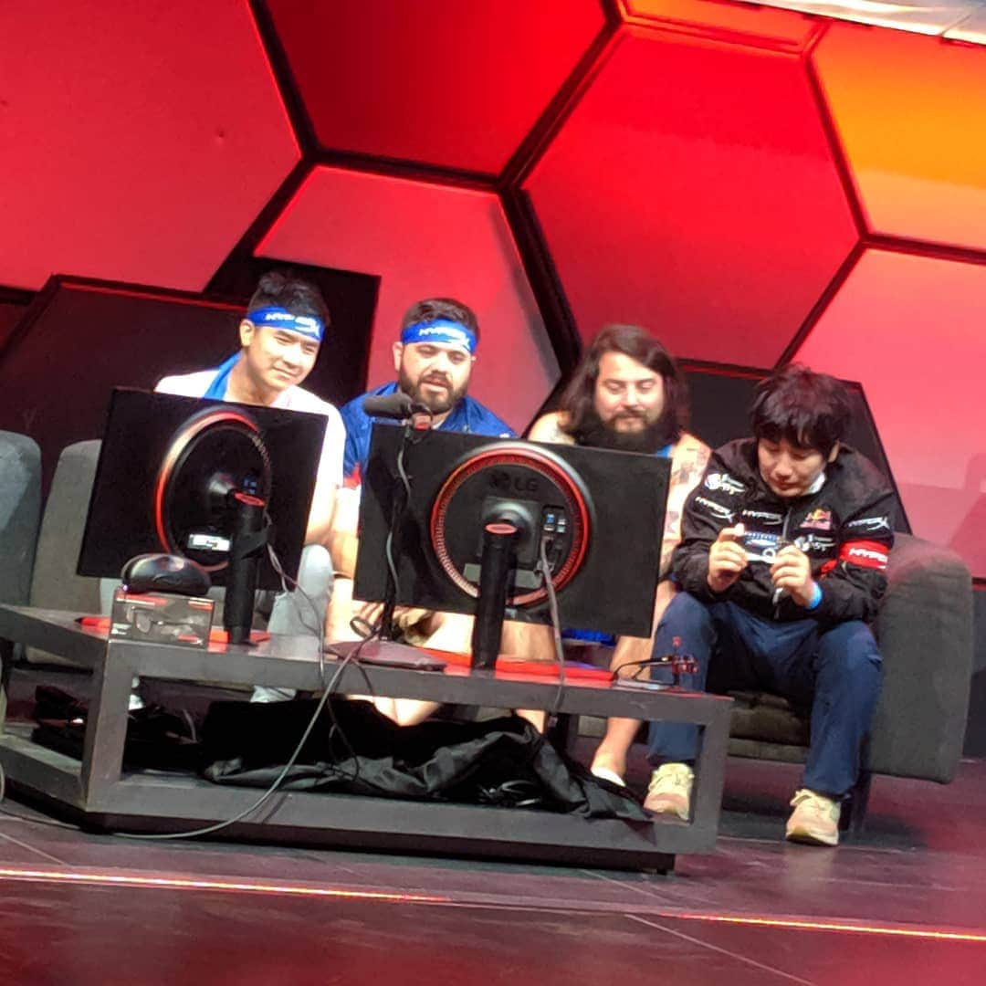 梅原大吾のインスタグラム：「パッド、前より少しマシになったかな Maybe a little better on the pad than last time? #HXShowdown twitch.tv/HyperX」