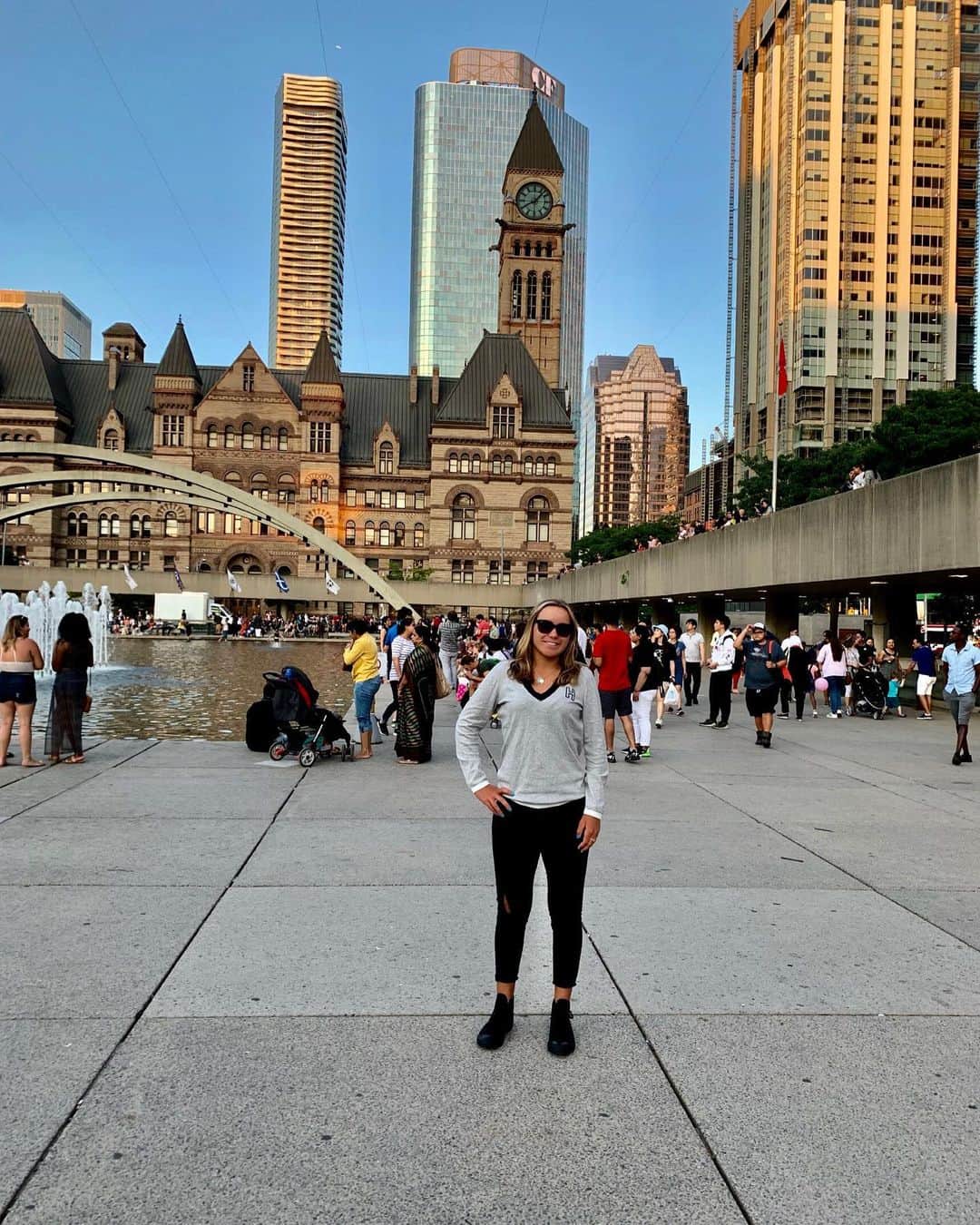 ソフィア・ケニンのインスタグラム：「Love the vibes of Toronto 🇨🇦!!! 🌎💥」