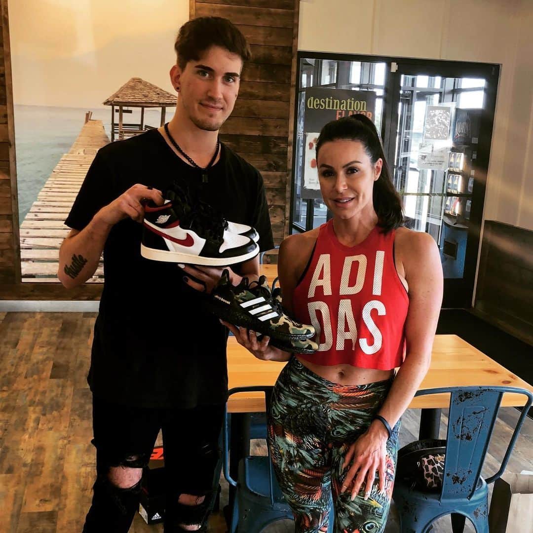 Kendra Lustさんのインスタグラム写真 - (Kendra LustInstagram)「Thanks @angelo_blando for the awesome kicks!! #shoes #shoesaddict #jordans #adidas #bapeultraboost everyone follow him to get the coolest shoes!!」8月6日 7時40分 - kendralust