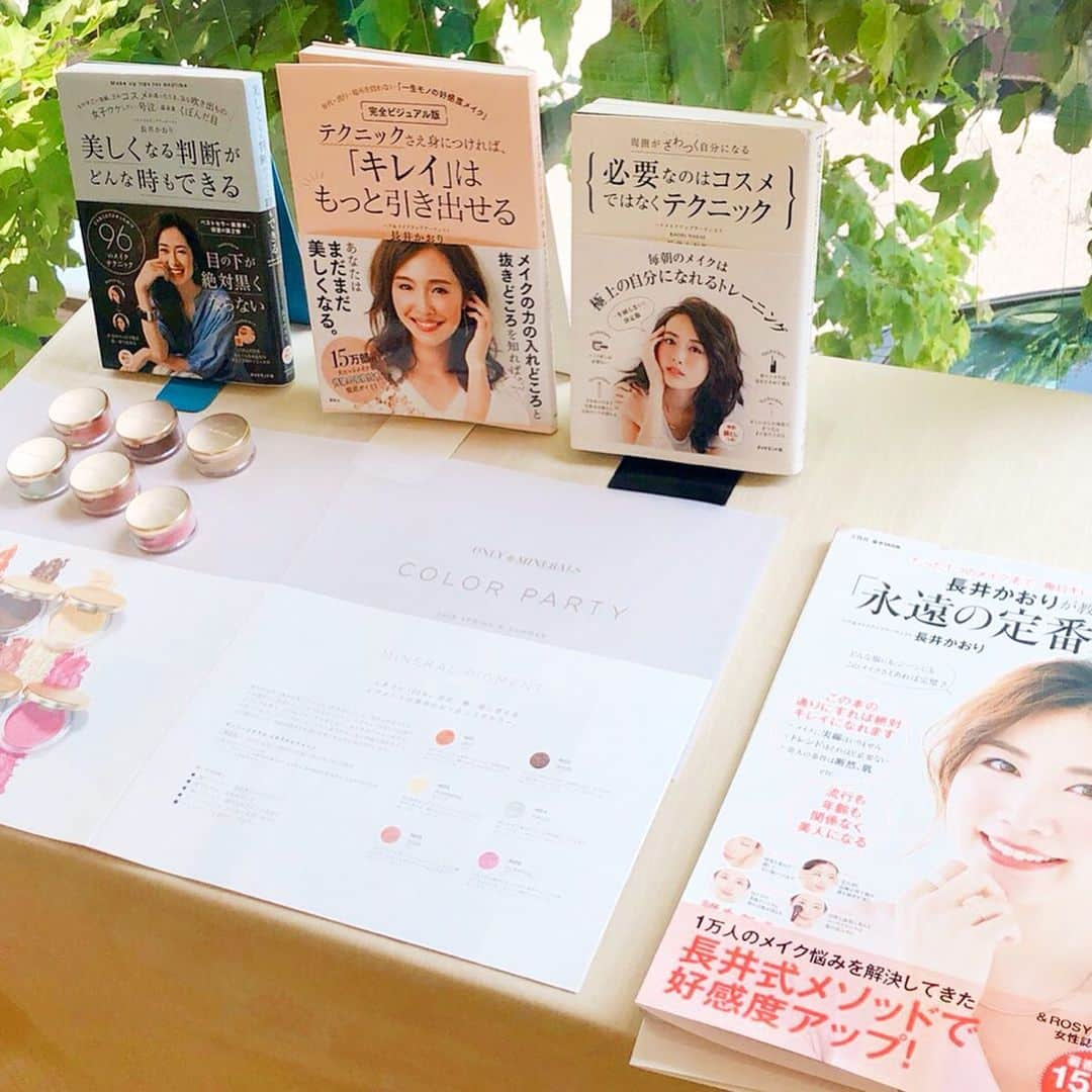 長井かおりさんのインスタグラム写真 - (長井かおりInstagram)「日曜日、「朝時間 .jp 」のイベント﻿ "メイクスキルを磨く ビューティーモーニング"🌞﻿ に出演させていただきました！﻿ ﻿ メイクショーでは時短&崩れない＆カラーメイクの欲張りパターンでご紹介しました❣️﻿ ﻿ 手順とアイテムを🔻﻿ ①アユーラ オイルシャッドデイセラム で崩れやすいTゾーンに指でクルクル四方八方塗り﻿ ﻿ ②コフレドール  リフォルムグロウ リクイドUV﻿ を一度 頬やおでこになると置きして、全体に伸ばします。それから美肌ゾーンに盛り盛り💕﻿ ﻿ ③ソフィーナプリマヴィスタ化粧持ち実感 おしろい﻿ は、Tゾーンにパフでピチ置き、その他はふわっとのせ﻿ ﻿ ④KOSE メイクキープミスト で崩れにくさUP🧡﻿ ﻿ ⑤フジコ シェイクシャドウ 01 でまぶたに赤っぽカラーをON💗﻿ ﻿ ⑥ヴィセアヴァン リップ&アイカラーペンシル012 で目尻ライン﻿ ﻿ ⑦プリオール 美眉ペンで擬似眉を描いて、﻿ ヴィセリシェ カラーリングアイブロウパウダーBR-4を、フーミーの眉ブラシを使って眉の中の地肌染め！﻿ ﻿ ⑧オンリーミネラル  コラボピグメントの サインをほんのりチークに🌸﻿ ﻿ ⑨kanebo ウェアリングキープルージュ ﻿ 03 ヴァイブラントレッド﻿ 07 カメオローズ﻿ 09バーガンディブラウン  をオススメカラーでチョイスしました！﻿ ﻿ リップはみんなで塗ってみて、カラーの発色のさせ方や、落ちにくいテクを実践してみました❣️﻿ 楽しい朝活イベントでした〜🥰﻿ みなさん、ありがとうございました😊﻿ ﻿ ﻿ #朝時間  #ビューティー #ビューティーモーニング #モーニング #朝活 #朝メイク #アユーラ #コフレドール #プリマヴィスタ #コーセー #ロージーローザー #フジコシェイクシャドウ #プリオール #ヴィセリシェ #ヴィセアヴァン #オンリーミネラル #カネボウ」8月6日 7時40分 - kaorimake