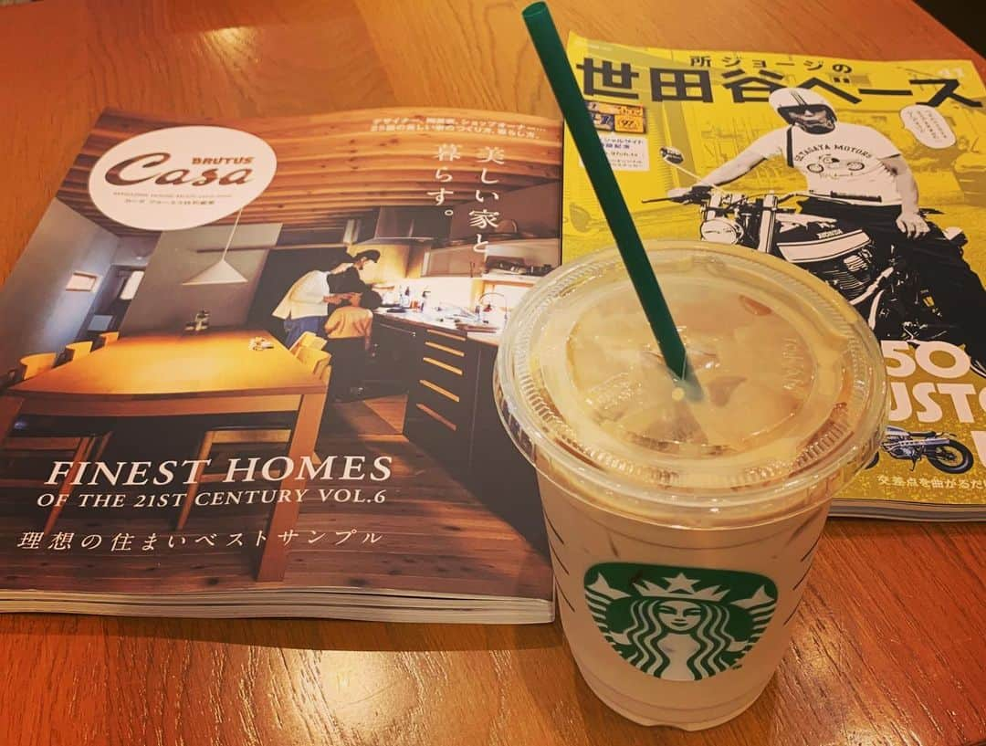 くろさんのインスタグラム写真 - (くろInstagram)「📚BOOK&CAFE☕️ #CASABRUTUS #CASABRUTUSEXTRAISSUE #美しい家と暮らす #所ジョージの世田谷ベース #所ジョージの世田谷ベース41 #250CUSTOMLIFE #starbuckslatte #starbucks #starbuckscoffee #スタバ #スタバラテ #スターバックスラテ #スターバックスコーヒー #スターバックスコーヒーTSUTAYA新橋店」8月6日 7時40分 - m6bmw