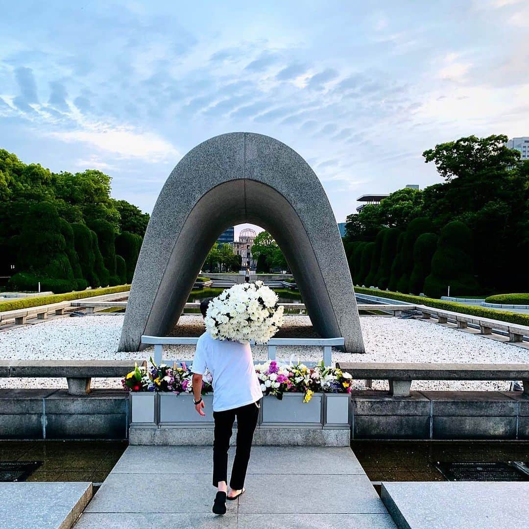 東信さんのインスタグラム写真 - (東信Instagram)「2019.8.6 Hiroshima 🙏🕊 #amkk #amkkproject #makotoazuma #azumamakoto #東信花樹研究所 #東信 #jardinsdesfleurs #shiinokishunsuke #flowerart #flower #flowers #平和」8月6日 7時49分 - azumamakoto