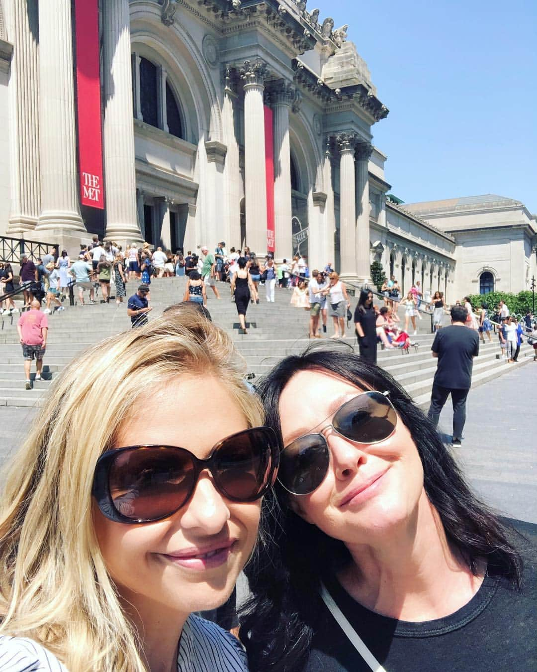 シャナン・ドハーティーさんのインスタグラム写真 - (シャナン・ドハーティーInstagram)「When your BFF is in NY same time as you and makes your gossip girl dreams come true. @sarahmgellar xoxo」8月6日 7時52分 - theshando