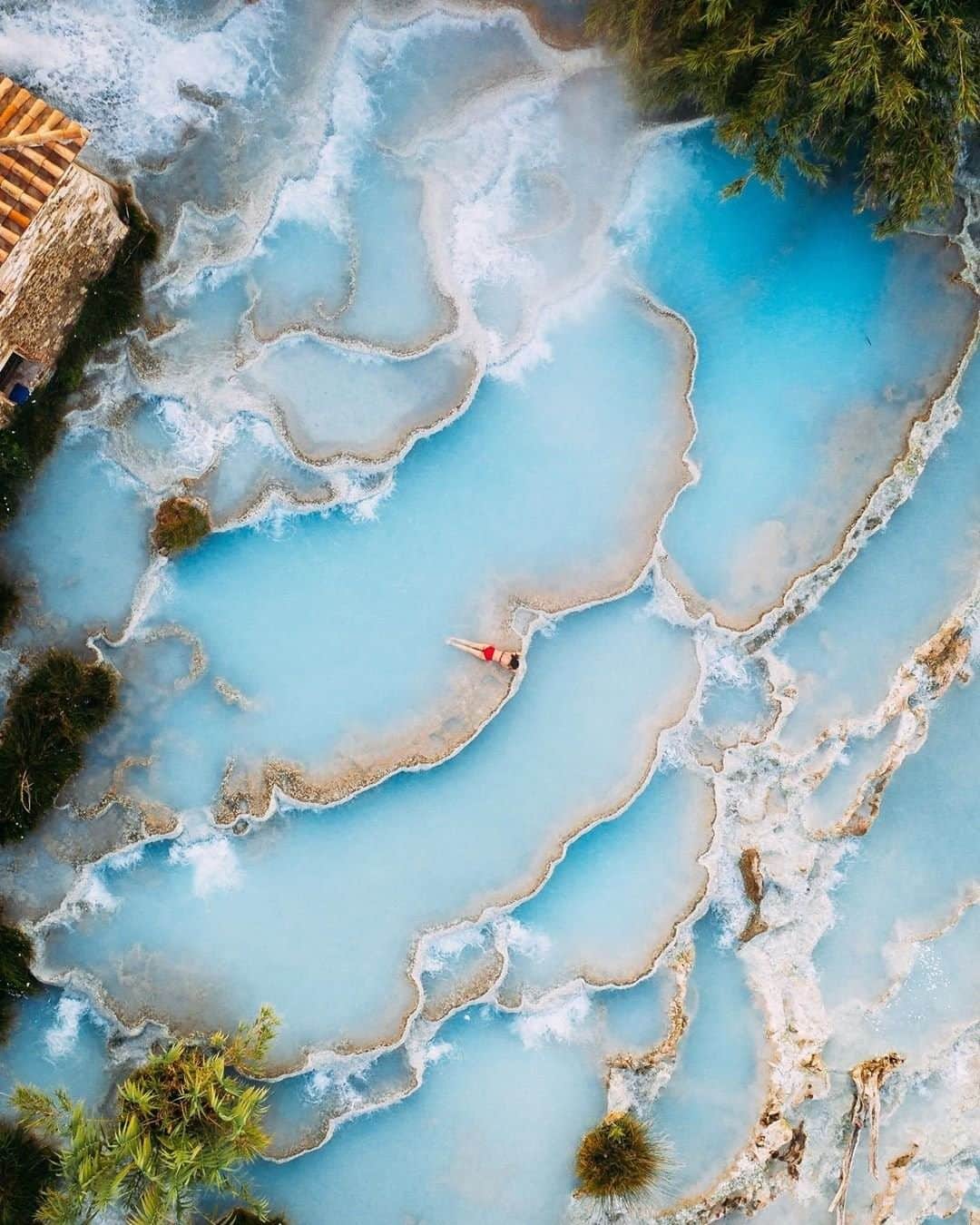 Travel + Leisureさんのインスタグラム写真 - (Travel + LeisureInstagram)「Italy, and Tuscany in particular, is peppered with natural hot springs rich in minerals. Read more about these cliffside natural hot springs at our link in bio! #tlpicks courtesy of @stephenyauu」8月6日 8時03分 - travelandleisure