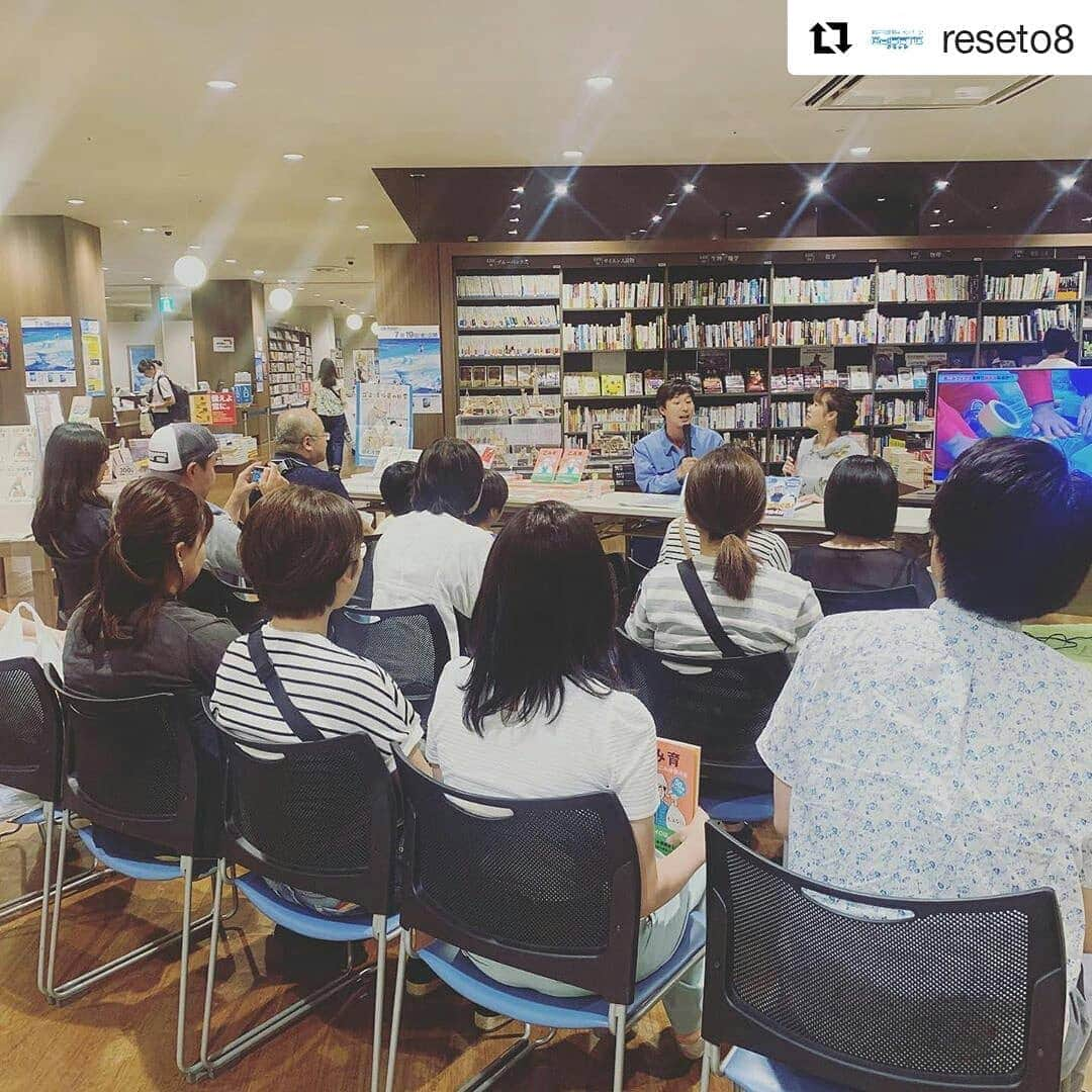 岡山放送さんのインスタグラム写真 - (岡山放送Instagram)「#Repost @reseto8 (@get_repost) ・・・ 今日の、マシンガンズ滝沢さんゴミトーク&サイン会、沢山の方に来て頂きました🥰ありがとうございました‼️ 滝沢さんのお話はゴミ清掃員芸人ならではの豆知識話も盛りだくさんで、 矢野アナウンサーも隣でふむふむとお勉強🤓  #マシンガンズ #滝沢秀一 #トークショー #サイン会 #矢野みなみ #イオンモール岡山 #未来屋書店 #このゴミは収集できません #ゴミ清掃員の日常 #ごみ育 #リセット #OHK #岡山放送」8月6日 8時03分 - ohk_official