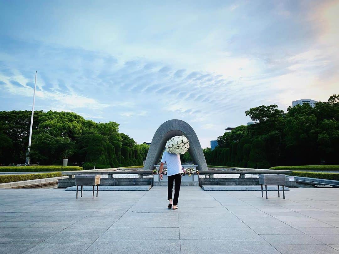 椎木俊介のインスタグラム：「2019.8.6 HIROSHIMA 🙏 #hiroshima #shiinokishunsuke #azumamakoto #makotoazuma #amkk #amkkproject #東信 #東信花樹研究所 #flower #flowers #平和」