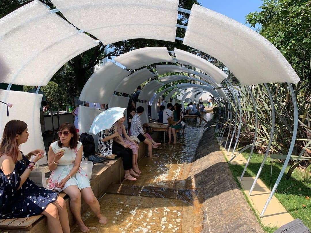 のインスタグラム：「ASHIMIZU  この空間にいるだけでも涼しいけど、脚を浸すともっと涼しくて気持ちいい💕  癒された☺️✨ #ashimizu #六本木ミッドタウン #涼 #夏 #日本の夏 #japan #tokyo #roppongimidtown #japanesesummer」