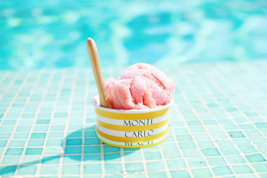 のインスタグラム：「🍧💙👙💙🍑 @montecarlobeach  @relaischateaux . . . . プールサイドでピーチシャーベット🍑🍧ホテル専用のビーチもとっても綺麗でした💙 . . . . #montecarlobeach #montecarlo #cotedazur #sorbet #pêche #poolside #beachclub #monaco #luxuryhotel #peachicecream #モナコ #南仏旅行 #プールサイド #モンテカルロ #コートダジュール #アイスクリーム #旅好き #モナコ旅」