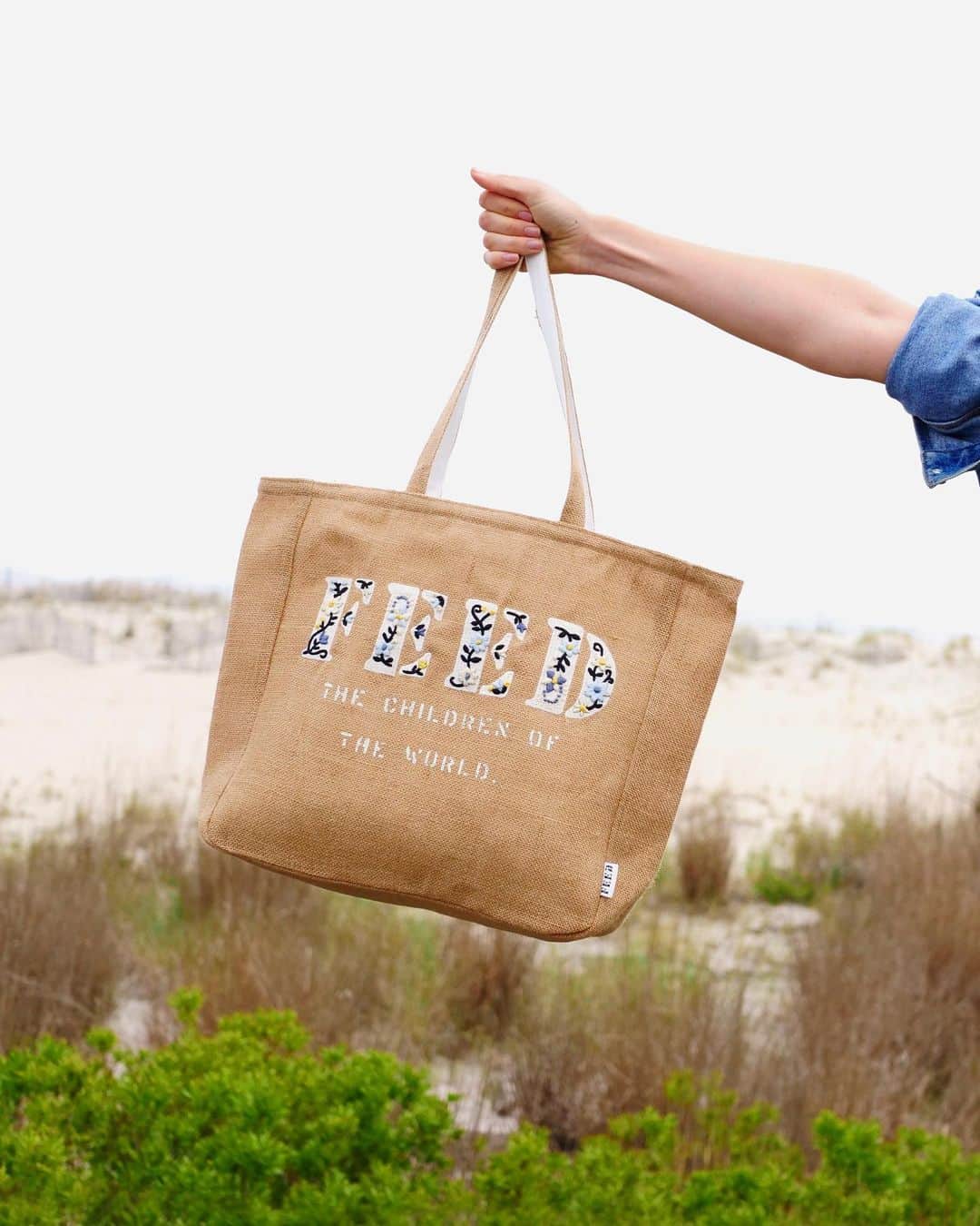 フィードプロジェクツさんのインスタグラム写真 - (フィードプロジェクツInstagram)「Where we’d rather be ☁️ With hand-embroidered bags made for the beach and beyond.」8月6日 8時09分 - feed