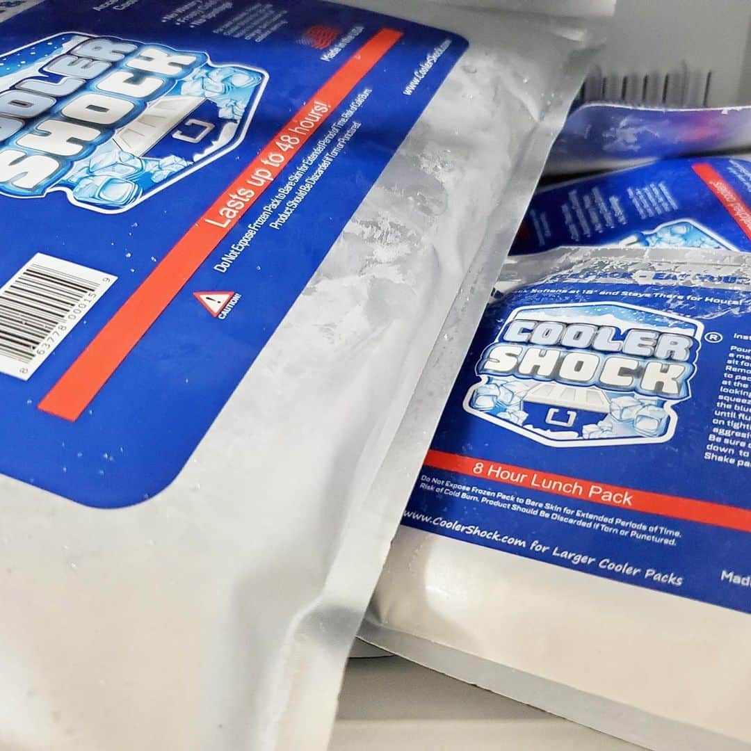 株式会社津田商会のインスタグラム：「アメリカ製強力保冷剤「COOLER SHOCK」の本体は、熱伝導に優れたアルミと剛性に優れたポリエチレンとナイロンの3層でできています。厚みはわずか約0.2ミリ。 薄くて熱伝導に優れているので、一般的な保冷剤に比べ冷凍庫での予冷時間が短いのが特徴の一つ。 ・ 予冷時間はSサイズが8時間、Mサイズが10時間、Lサイズが12時間。 夜に冷凍庫に入れれば朝には使用可能に！急なキャンプのお誘いも焦らずにすみますよね！ ・ #coolershock #クーラーショック #保冷剤 #アメリカ製 #キャンプ #キャンプ道具 #キャンプギア #アウトドア #レジャー #海水浴 #キャンプ飯」