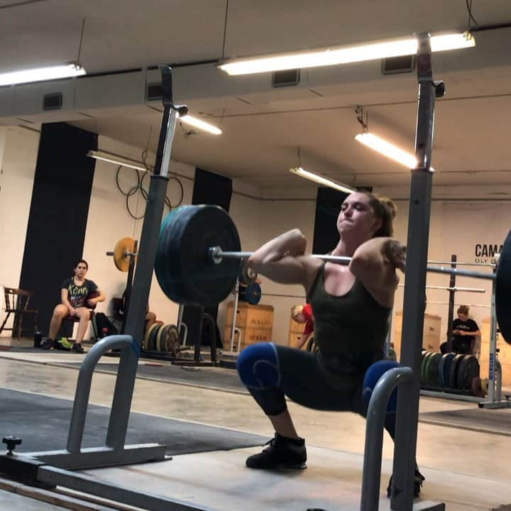 マッティ・ロジャーズのインスタグラム：「Today was definitely a tough one. 8’s this morning & the last set got turned into 10 at 120kg/264lbs. Then 10 work sets of triples, doubles & a couple bonus round singles of 1” snatches in the afternoon. They’re not usually my favorite snatch variation, but we seemed to get along pretty well today!! Haven’t missed a technical lift in over a week so that’s a plus as well considering how much volume I’ve been doing. Two a days during the volume phase are always a little extra rough, but I’m pumped that I’m able to push through them. Ready to EAT & SLEEP. @2poodperformance @rehband @stayclassymeats bc I’m about the eat tf out of some steaks」