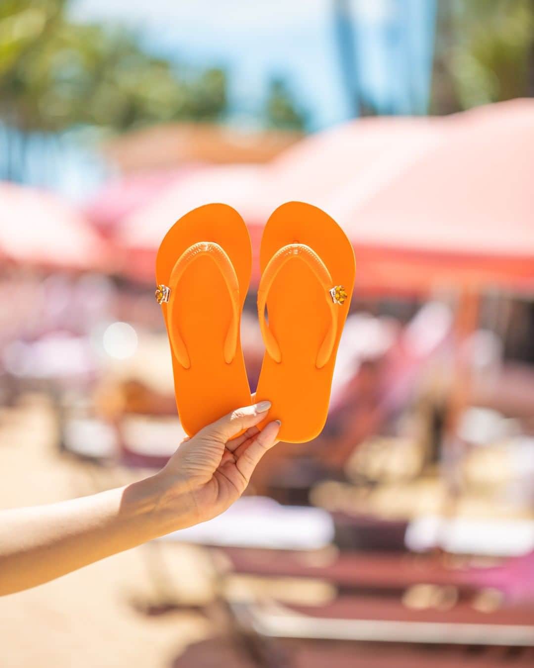 Popits Hawaiiのインスタグラム：「Toddler Orange x Mini Flower Child ✨⁠ ⁠ ⁠ #popitshawaii #ポピッツ #sandals #charms #alohastate #luckywelivehawaii #waikiki #footwear #thong #happyfeet #flipflops #slippers #ハワイ #ハワイ旅行 #ハワイ好き #ハワイ大好き #ハワイ好きな人と繋がりたい #ビーチサンダル #フラ #フラダンス #占い」