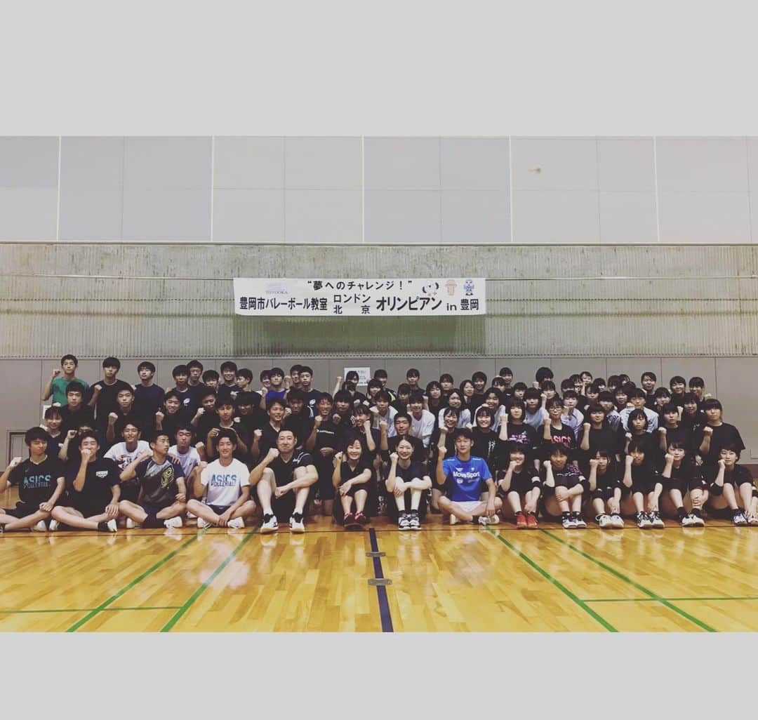 佐野優子のインスタグラム：「. 昨日は日本で一番の暑さだった豊岡市へ☀️ . 地元の高校生達とノブさん＊キラと🏐 . ありがとうございました🥩←但馬牛のシャトーブリアン😍 . #兵庫県豊岡市 #バレーボール #volleyball #但馬牛 #シャトーブリアン #ノブコフ205の斎藤さん  #井上香織」