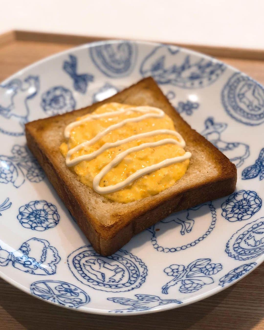 秋山具義さんのインスタグラム写真 - (秋山具義Instagram)「朝食で、トロトロ卵トースト。﻿ 追いマヨで旨〜い！﻿ ﻿ #グギメシ」8月6日 8時29分 - gugitter