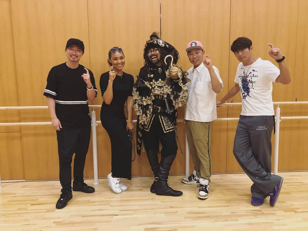 Crystal Kayさんのインスタグラム写真 - (Crystal KayInstagram)「はい、ふっく😂  元旦那、わだまさこと @exile_nesmith_official が出演しているブロードウェイミュージカルピーターパンを見に行ってきました❕❕フック船長を演じるおねす、めっちゃはまり役で最高なパフォーマンス✨声が通る通る😎映画のフックが子供の頃から大好きなので懐かしいーと思いながら見てました🤗ワンダーランドなんだけど結構シビアなとこもあって考えさせられたり。。。とても楽しいミュージカルでした❕❕残りも怪我なく頑張ってね💕 みなさんも是非見に行ってください✨」8月6日 8時32分 - crystalkayofficial