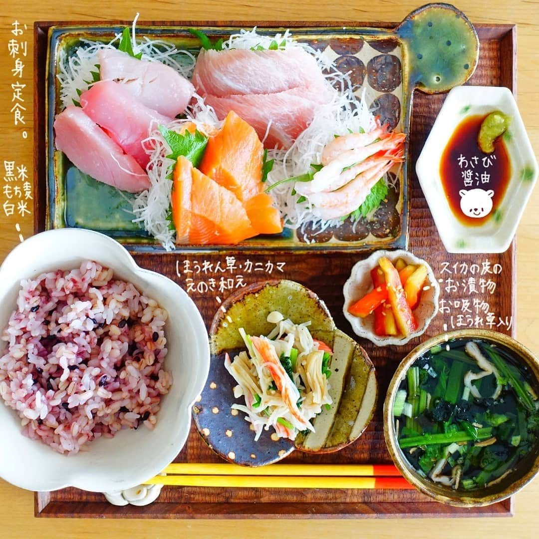 なっつ。さんのインスタグラム写真 - (なっつ。Instagram)「2019.8.6.tuseday PUNICAFE LUNCH. ❁ある日のおうちごはん♬ ・お刺身の盛り合わせ ・ほうれん草、カニカマ、 えのきの和え物 ・スイカの皮の漬物 ・永谷園のお吸い物にほうれん草入り ・黒米、もち麦、白米 ❁ 安売りのお刺身見ると買ってしまう(笑) 美味しかったー😊  スイカの皮のお漬物好き♡ 美味しいんだぁ♪ ごちそうさまでした😋 . 冷房つけてるのに体が暑くって 寝苦しくて２時間くらいしか 眠れなかった😵💧 今日は栄養ドリンク頼りになりそう🙀 さーて‼️お仕事頑張ってくるぞー。 ・ ・ ・ #今週もいただきます#なっつごはん🍚」8月6日 8時34分 - punipopo