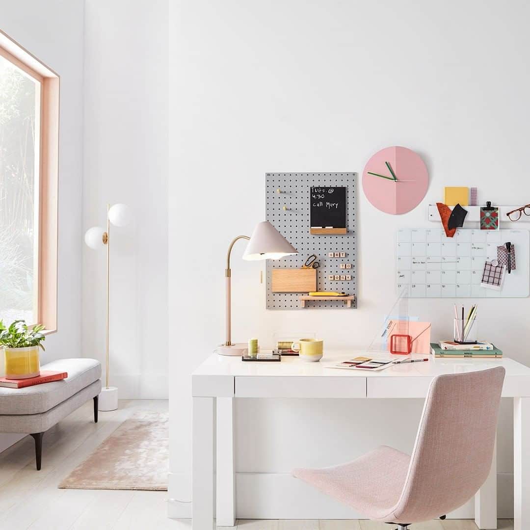 west elmさんのインスタグラム写真 - (west elmInstagram)「Study in style 💅 Brighten up your home office with bright whites + pops of pink! ✂️ #homeoffice #mondaymotivation #thinkpink」8月6日 8時35分 - westelm