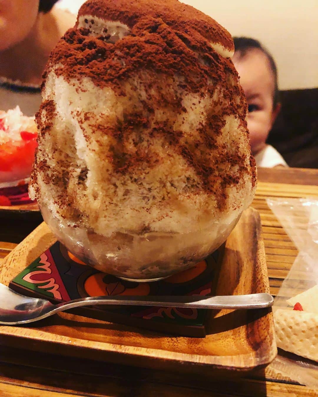 岡田義徳さんのインスタグラム写真 - (岡田義徳Instagram)「かき氷を食べたんです。昨日。 かんな というかき氷屋さんの出張というかなんというか。 かき氷ティラミス。 大人のかき氷でして、奥に見える息子にはまだ早かった。  #岡田義徳 #我が子 #かき氷#かんな#スイーツ#夏#ティラミス#覗く我が子」8月6日 8時46分 - yoshinori_okada_44