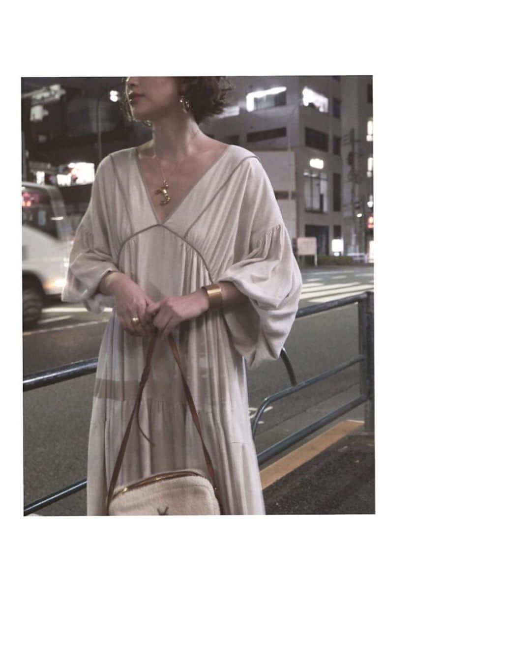 JUNNAのインスタグラム：「@etretokyo "WINTER PRE ORDER VOL.1"  暑い日が続きますが ETRÉ TOKYO ONLINE STOREにて 冬アイテムの予約会を開催いたします☃️ ・ ・ ・ - 開催期間 - 8/8(木) 12:00 - 8/14(水)23:59  展示会後沢山お問い合わせをいただいたドレスも ご予約開始となります。  どのアイテムも数量には限りがございますので予めご了承ください。  昨日よりETRÉ TOKYO HPにて 冬のアイテムを公開中しておりますので そちらも是非ご覧下さい。  dress/ #リネンボリュームマキシドレス BEIGE  8/8発売 ballet/ ゴールドバレエシューズ  ETRÉ  2018AW  bag/ #yvessaintlaurent pierce/  #サークルパールピアス  ETRÉ  発売中  写真で着ているドレスは大阪のプレオーダーパーティーの日に着ていた黒いドレスの色違い❤️ 軽やかなリネン素材で仕立てたマキシドレス 特にお気に入りの一枚。  #junna👠 #etretokyo #2019ETREaw #only」