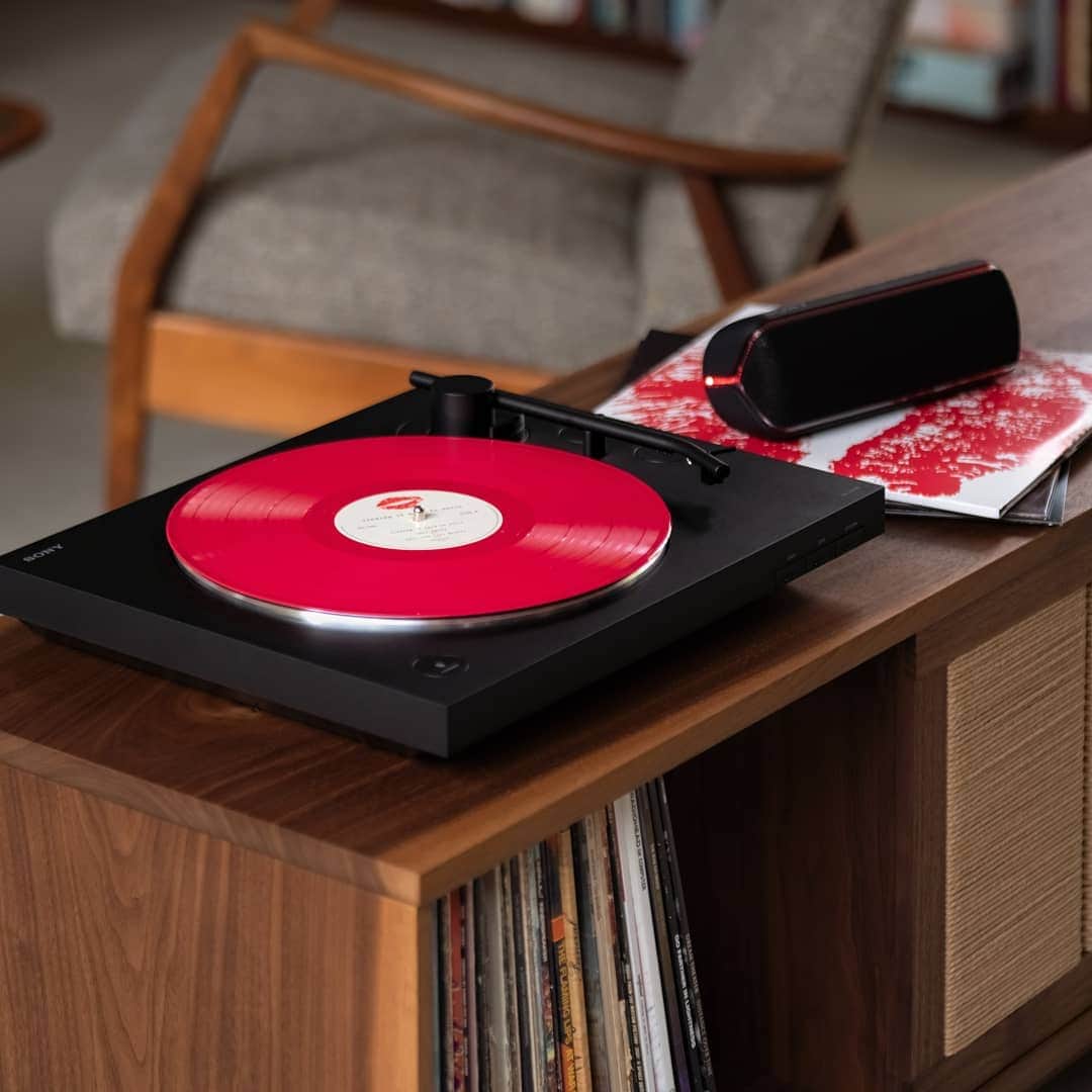 sonyさんのインスタグラム写真 - (sonyInstagram)「Your favorite albums, on your favorite devices.(The LX310BT Turntable with Bluetooth connectivity). #SonyAudio」8月6日 8時50分 - sonyelectronics