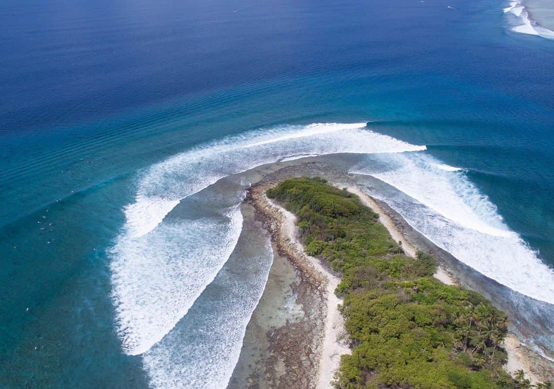 surflineさんのインスタグラム写真 - (surflineInstagram)「Welcome to the most luxurious surfing event in the world — the 2019 #SurfingChampionsTrophy runs in the Maldives — at dreamy setups like Sultans above — from now through August 12th. Stay tuned this week as @joelparko, @kai_lenny, @wiggolly, @mattwilko8, @mohamedfayaz_pele take on last year's reigning champ @josh_kerr84 | @fsmaldives @tropicsurf」8月6日 9時03分 - surfline