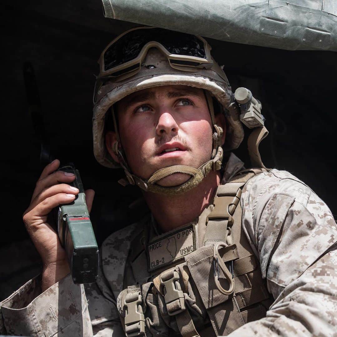 アメリカ海兵隊さんのインスタグラム写真 - (アメリカ海兵隊Instagram)「New Radio, Who This?  Pfc. Lee Price with Combat Logistics Regiment 2, @2ndmlg_marines listens to a PRC-152 radio during a motorized operators course as part of Integrated Training Exercise 5-19 at @thecombatcenter. (U.S. Marine Corps photo by Lance Cpl. Scott Jenkins)  #USMC #Marines #MarineCorps #Training」8月6日 8時58分 - marines