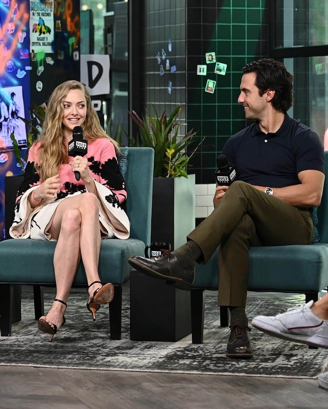 Just Jaredさんのインスタグラム写真 - (Just JaredInstagram)「@miloanthonyventimiglia and Amanda Seyfried (@mingey) share a sweet hug while appearing at the Build Series to promote @artofracingmovie. #MiloVentimiglia #AmandaSeyfried Photos: Noam Galai」8月6日 9時02分 - justjared