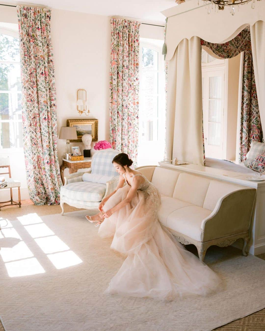 メリル・デイヴィスさんのインスタグラム写真 - (メリル・デイヴィスInstagram)「A few captures by @oliverflyphotography of our preparatory moments ahead of our wedding ceremony at @provencepoiriers 🍐✨」8月6日 9時12分 - meryledavis