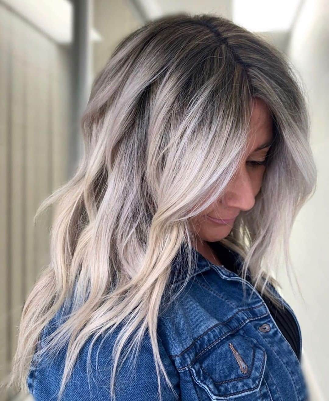 CosmoProf Beautyさんのインスタグラム写真 - (CosmoProf BeautyInstagram)「We're big fans of this Blonde 😍🙌⁣ ⁣ Process: ⁣⁣ Lightened using a full head of #Babylights with @olaplex and many different volumes of developer to try and balance her level 1 base, her banding, and her broken blonde. Having to re-saturate her root + painting her ends left out. ⁣⁣ On the hair left out in between, I melted her root then pre-toned with purple shampoo.⁣⁣ ⁣ Toned using @chihaircare Shine Shades 8S+ 9S +10VOL ⁣⁣ Finished using @olaplex No.2 & @biolage R.A.W. Acidic Milk Rinse⁣ Total Time ⏰: 5 1/2 hours⁣⁣ Hair by: @thesalteblond⁣ ⁣ Save 20% on CHI Ionic Color Illuminate Shampoo and Conditioner at #cosmoprofbeauty where you are #licensedtocreate⁣ ⁣ #repost #chihaircare #biolageraw #olaplexeveryservice #blondebalayage #softbalayage」8月6日 9時05分 - cosmoprofbeauty