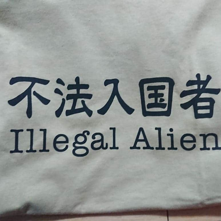 rhythmさんのインスタグラム写真 - (rhythmInstagram)「お兄ちゃんからTシャツ貰った！  #英語 #よめない #illegal #alien #違法 #エイリアン ？ #たぶん #悪い意味😡  #１番 #似合うって  #兄 #にとって #妹 #とは …🤔 #サイズ #ぴったり #ありがとう ？  #pw_jto #rhythm」8月6日 9時05分 - rhythm_pw_jto