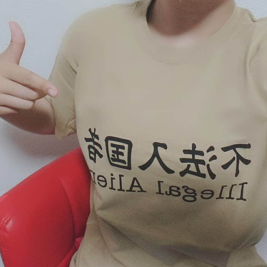 rhythmさんのインスタグラム写真 - (rhythmInstagram)「お兄ちゃんからTシャツ貰った！  #英語 #よめない #illegal #alien #違法 #エイリアン ？ #たぶん #悪い意味😡  #１番 #似合うって  #兄 #にとって #妹 #とは …🤔 #サイズ #ぴったり #ありがとう ？  #pw_jto #rhythm」8月6日 9時05分 - rhythm_pw_jto