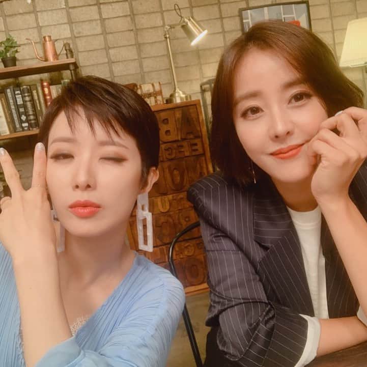 パク・キヨンのインスタグラム：「쌍둥이들 생일인데 녹화하느라 고생했다 친구야🎆 녹화마치고 현실엄마로 돌아가 각자 뭐하고 있는지 연락하면서 하루를 은혜롭게 마무리,,,은혜 넘 편안해하는 모습에 좋으면서,,,넘 피곤해 쉴때 졸리면서,,,우걱우걱 맛있게 먹으면서,,원이 오빠 노래에 좋으면서,,,담 녹화 성모씨랑 경호오빠 만나 또 좋으면서,,,집에 오는 길 막혀 힘드면서,,,우리 공주 에어컨 때문인지 머리가 아프다하여 어르고 달래 숙제 겨우 같이 하고 치카도 하기 힘들다하여 해드리고,,,오늘 최악의 무더위 랍니다ㅠㅠ 모두 더위 조심하세요🙏  #박기영 #박은혜 #같이녹화 #간만에예능 #입터진은혜 #mc본능 #넌너무예뻐서탈이야 #단발머리짱👍 #몇년친구라고말하지말자🤣」