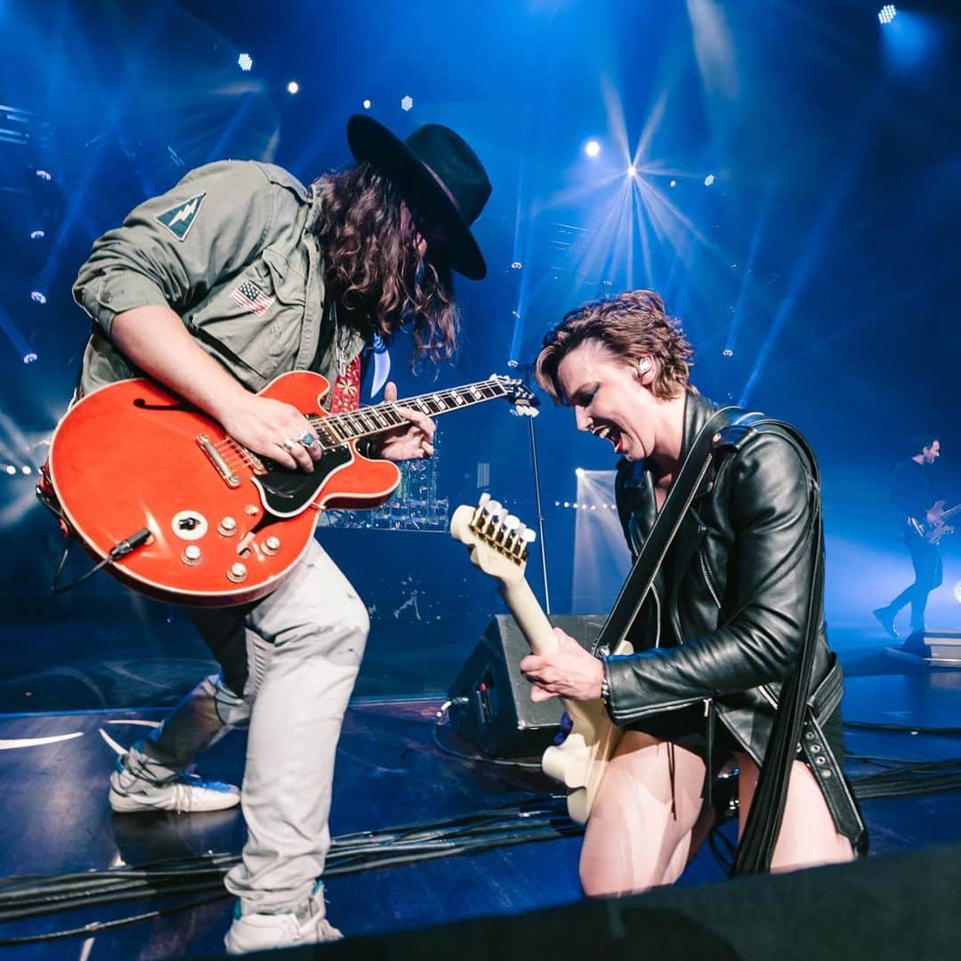 ジー・ヘイルさんのインスタグラム写真 - (ジー・ヘイルInstagram)「Guitar Soloing at the @opry #hornsupattheopry @halestormrocks photos by @judyhwon」8月6日 9時08分 - officiallzzyhale