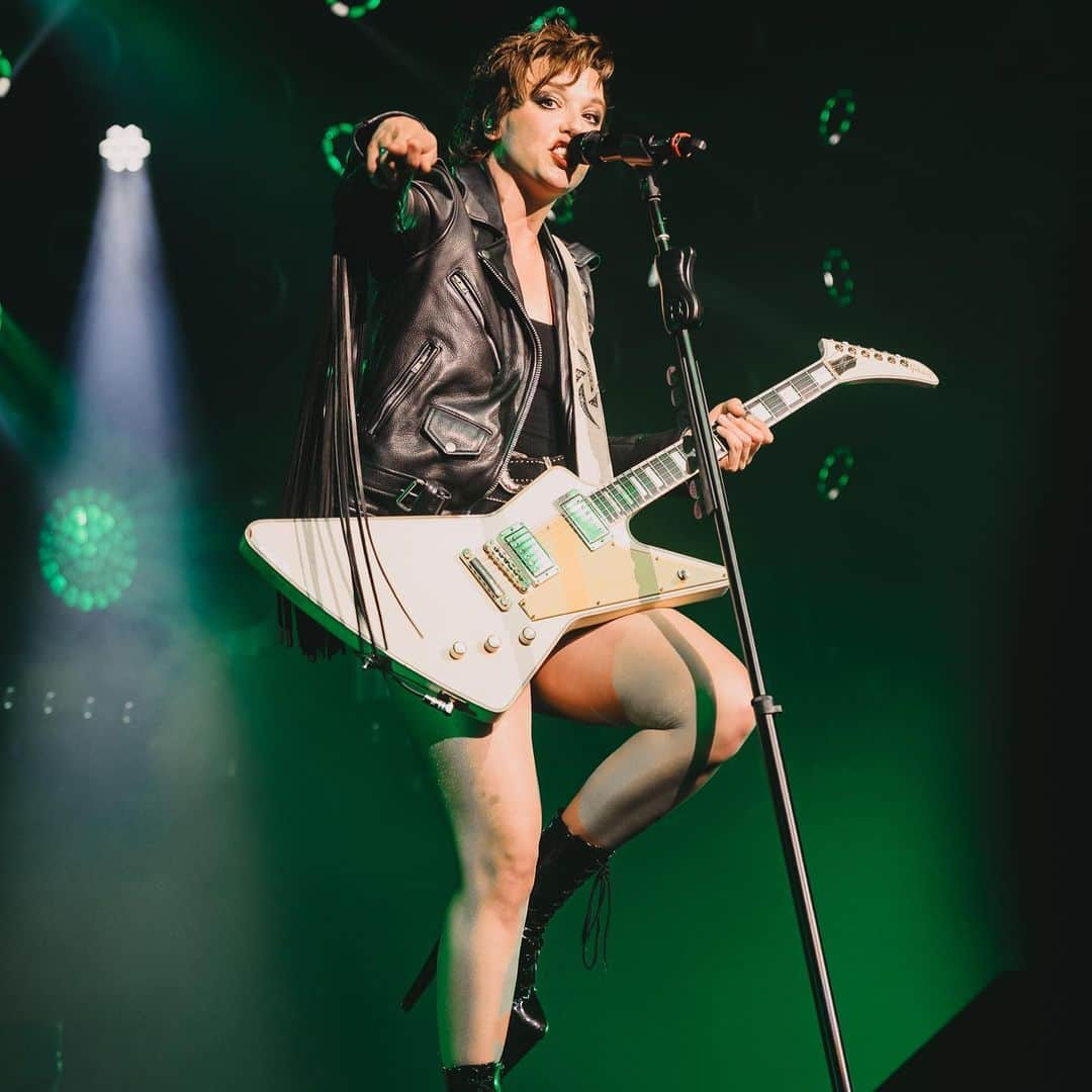 ジー・ヘイルさんのインスタグラム写真 - (ジー・ヘイルInstagram)「Guitar Soloing at the @opry #hornsupattheopry @halestormrocks photos by @judyhwon」8月6日 9時08分 - officiallzzyhale