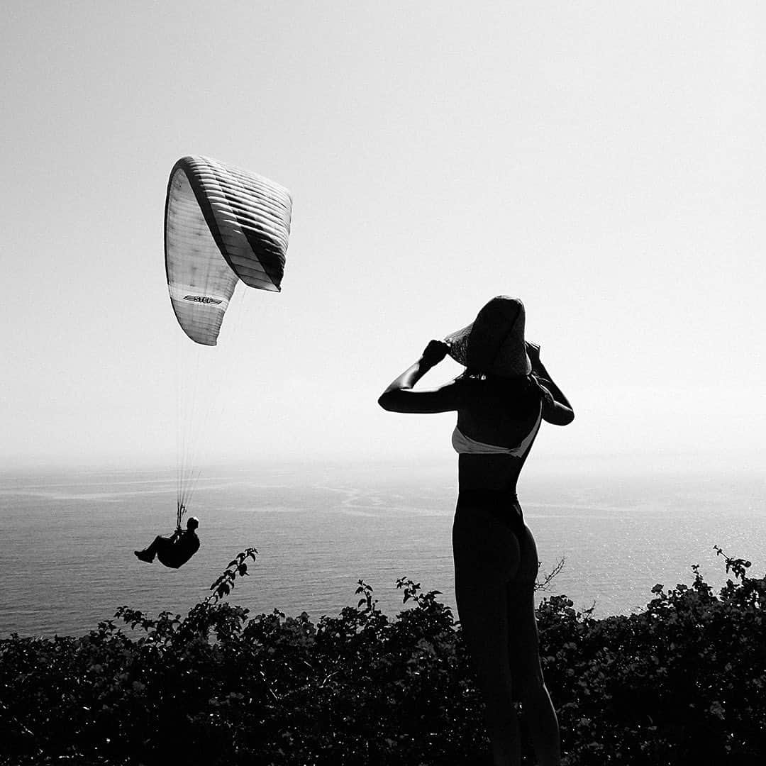 KENDALL + KYLIEさんのインスタグラム写真 - (KENDALL + KYLIEInstagram)「More behind the scenes from our summer photoshoot - @kendalljenner and the paraglider who almost crashed onto our set 🖤」8月6日 9時08分 - kendallandkylie