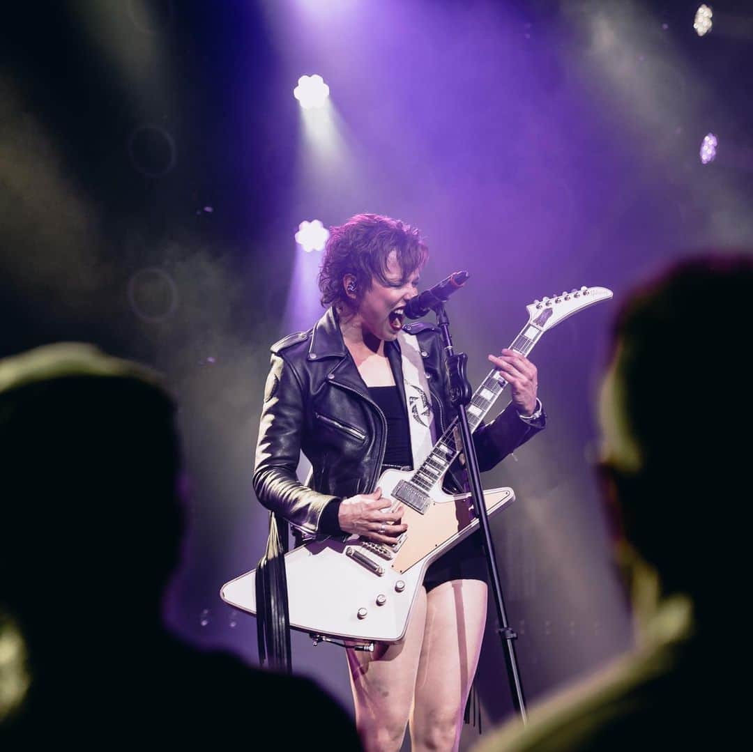 ジー・ヘイルさんのインスタグラム写真 - (ジー・ヘイルInstagram)「Stank face  @opry #hornsupattheopry @halestormrocks photos by @judyhwon」8月6日 9時10分 - officiallzzyhale