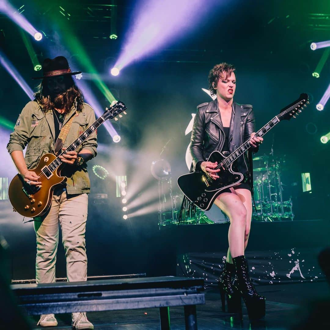 ジー・ヘイルさんのインスタグラム写真 - (ジー・ヘイルInstagram)「Stank face  @opry #hornsupattheopry @halestormrocks photos by @judyhwon」8月6日 9時10分 - officiallzzyhale