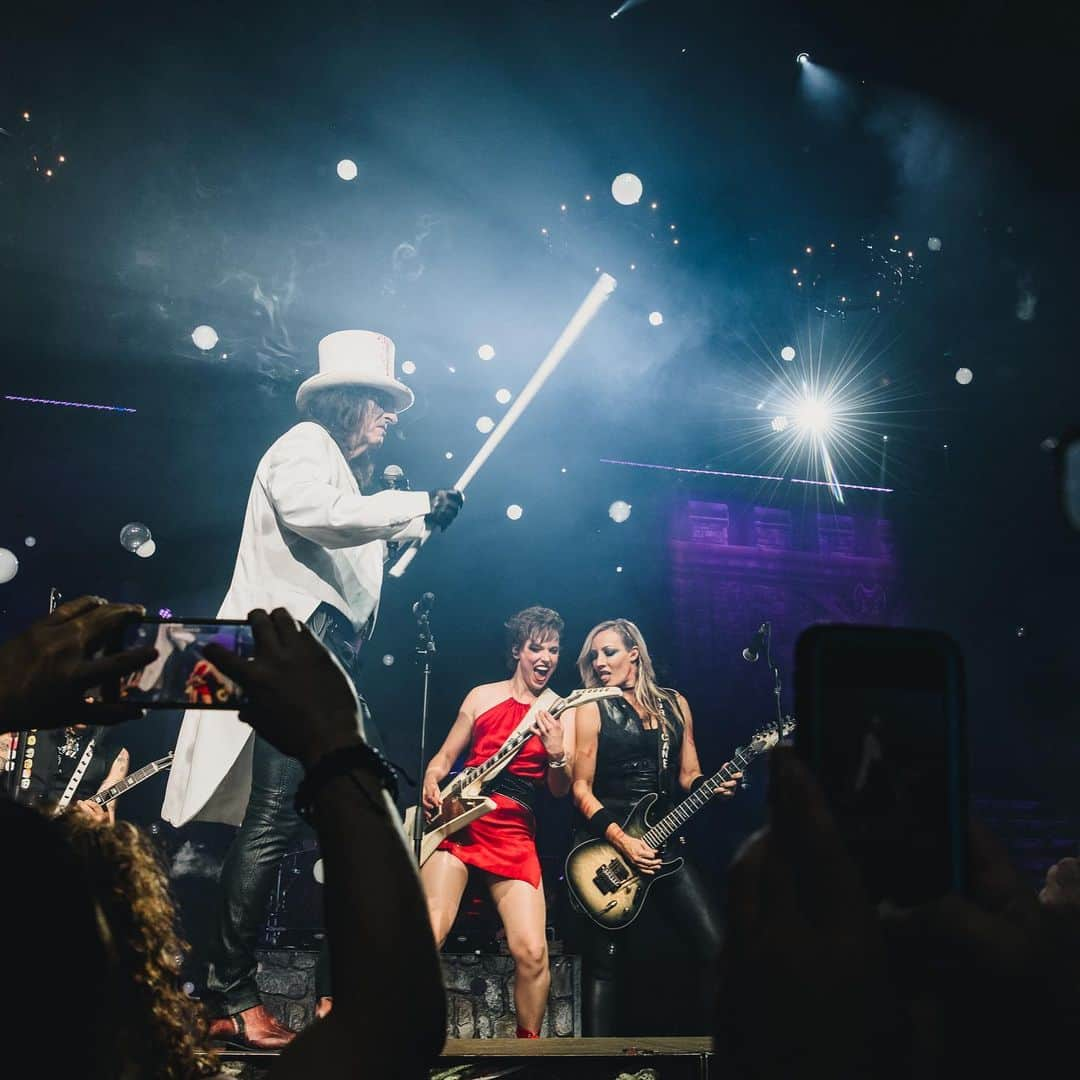 ジー・ヘイルさんのインスタグラム写真 - (ジー・ヘイルInstagram)「With @alicecooper @hurricanenita @ryanroxie @officialchuckgarric @disvicious1 @thejoestorm @opry #hornsupattheopry @halestormrocks photos by @judyhwon #alwayswearunderwear」8月6日 9時11分 - officiallzzyhale