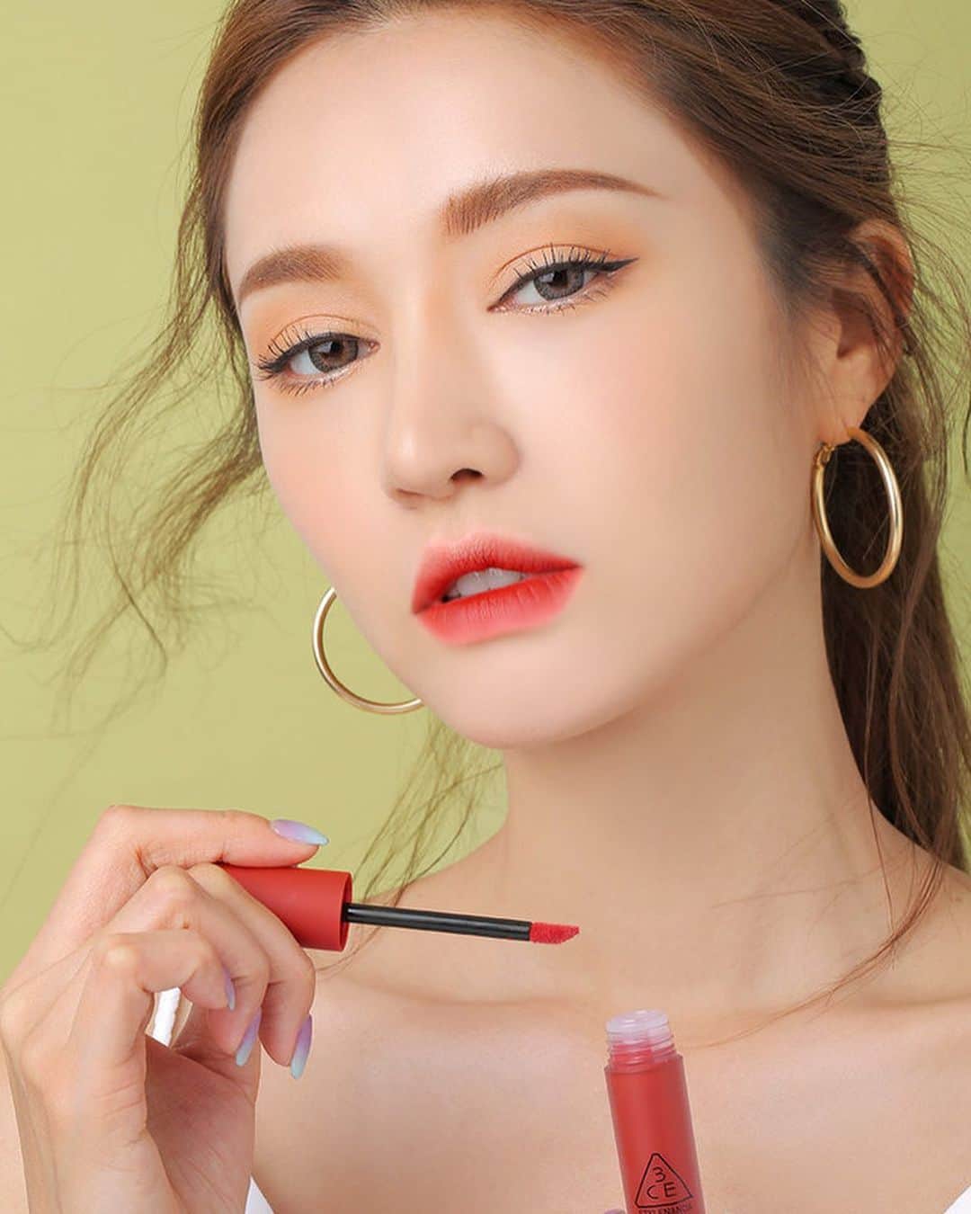 3CE Official Instagramさんのインスタグラム写真 - (3CE Official InstagramInstagram)「#3CE_NEW 3CE SOFT LIP LACQUER #ORDINARY_RED 오늘의 화사함 ON✨ 선명한 토마토빛 에너지 충전🍅 #3CE ##3CESOFTLIPLACQUER」8月6日 9時13分 - 3ce_official