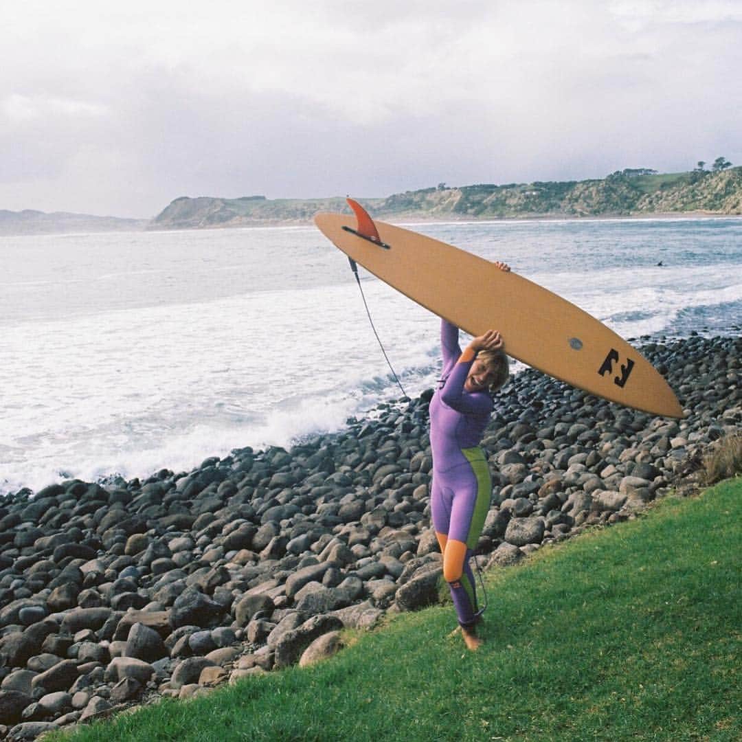 BILLABONG WOMENSさんのインスタグラム写真 - (BILLABONG WOMENSInstagram)「"Kerry O.K. is the latest frolicking, low-fi, anti-shred, surf mischief from our favorite bowl cut in pistachio neoprene @jaleesavincent. Filmed over two weeks on the velveteen points of New Zealand’s North Island, the clip smacks of fun for fun’s sake, art for art’s sake and is punctuated by stylish high lines, smooth down carves, the odd tail drift and no shortage of Jelly Bean magic." Watch the full film now >> link in bio」8月6日 9時15分 - billabongwomens