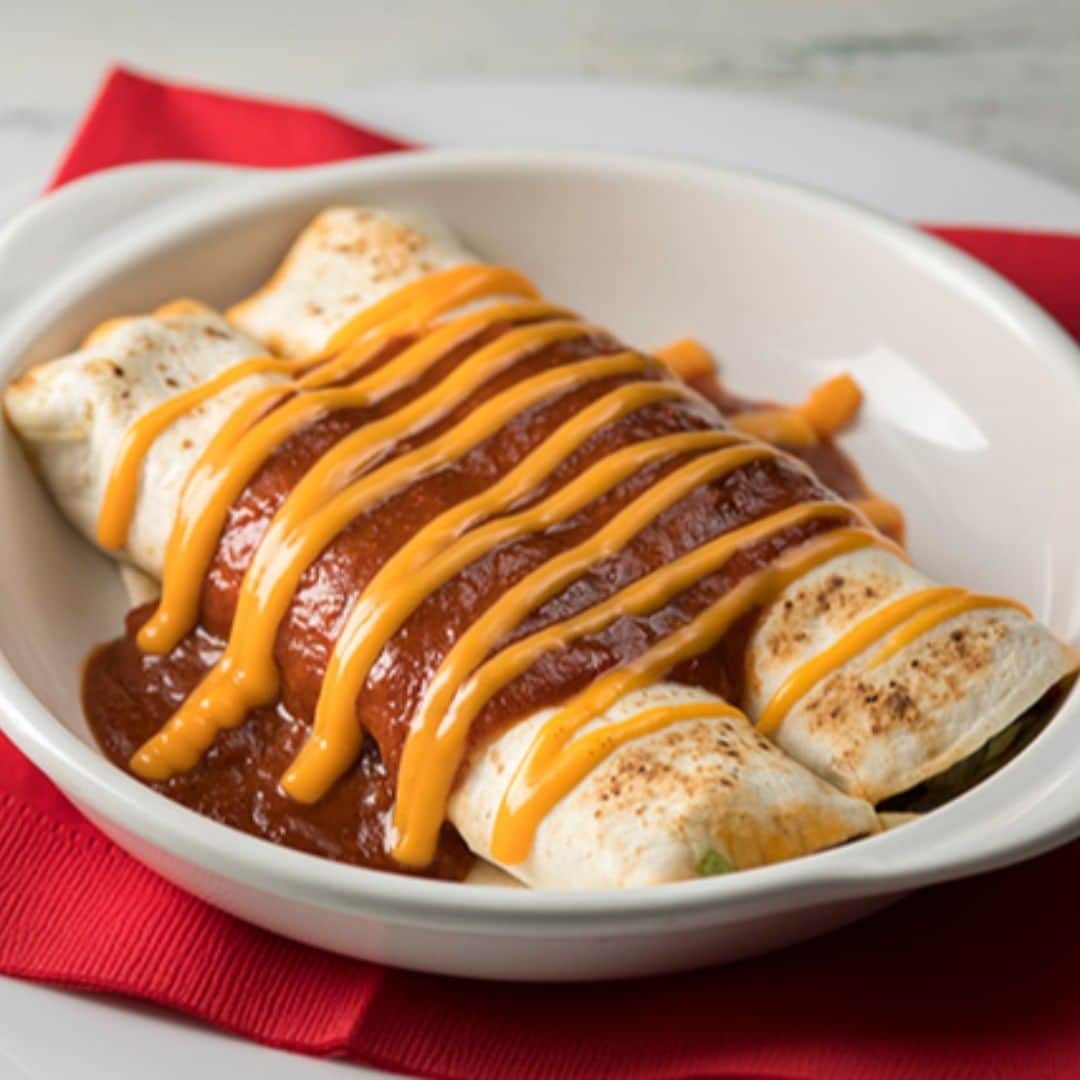Courtyard by Marriott Tokyoのインスタグラム：「Enchiladas "Beef or Shrimp"😋🦐 This is the dish for you if you want to fully experience the flavor of Mexico. Beef, grilled vegetables and shredded cheese are wrapped in soft flour tortillas. Enjoy with our special spicy chili sauce and cheese on top.  エンチラーダ「ビーフorシュリンプ」😍🍖😊😃 しっかりとメキシコの味を食べたい方にお勧めの一皿です。ビーフなどの具材と共にグリル野菜とシュレッドチーズを、やわらかなフラワートルティーヤで包ました。チーズとスパイシーな特製チリソースをかけていただきます。#ディナー #dinner #レストラン #restaurant #enchiladas #グリル料理 #ホテル #銀座 #ginza #cytokyo #テクスメクス #TEXMEX」