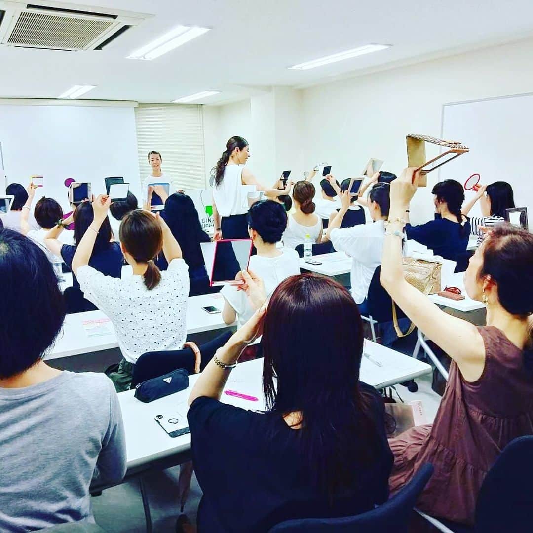 間々田佳子のインスタグラム：「先日の顔ヨガ講座 みなさん真剣にご自身の顔と向き合ってくださいました！  鏡を見る いやでも見る  忘れないで❣️ #間々田佳子」