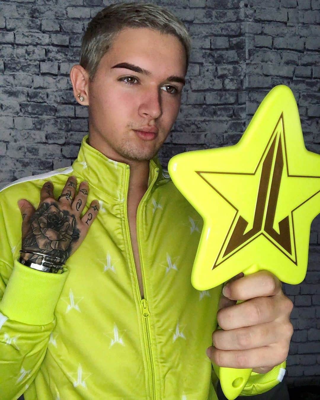 Jeffree Star Cosmeticsさんのインスタグラム写真 - (Jeffree Star CosmeticsInstagram)「GOOD EVENING, HOW ARE YA? ⚠️ Who else is living for our #jeffreestarcosmetics tracksuits?? Now available in 8 colors! 💚 Photo: @xanderbeauty」8月6日 9時24分 - jeffreestarcosmetics