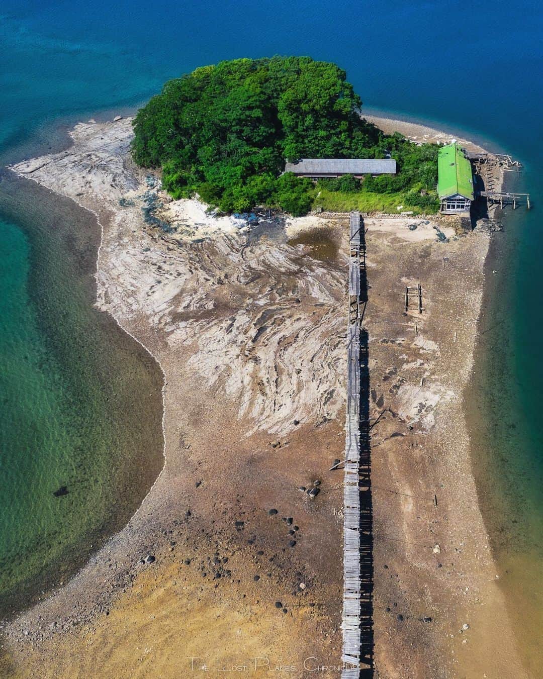 啝 （わ）のインスタグラム：「Secret island 𓆲 𓆲 𓆲 #droneoftheday #djimavicpro #djiglobal #drone #dronephotography #dronestagram #dji #topdronephotos #fromwhereidrone #wedroneasia #droneosoar #skyhilife  #japan_urbex #JJ_URBEX #jp_gallery #kf_urbandonedmasks #KINGS_ABANDONED #m3xtures #Meistershots #moodygrams #nature_takes_over #natures_reclaim #ominous_perfection #pr0ject_uno #rsa_preciousjunk #savethedecay #sfx_decay」