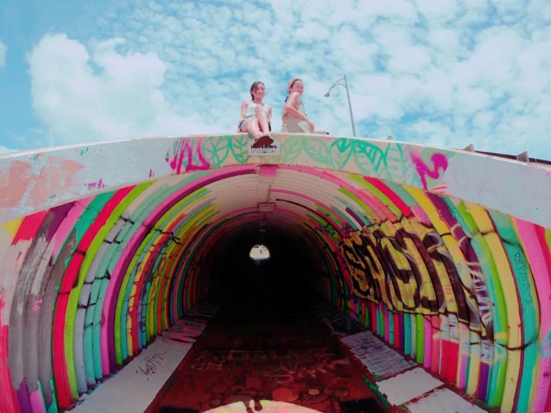 福王寺彩野さんのインスタグラム写真 - (福王寺彩野Instagram)「Secret place🤫🌈Rainbow tunnel🌈with @miee.misa 💖📸by @hawaiitaro 💙💚💛🧡💜 #hawaii #rainbowtunnel #photospot #ハワイ #レインボートンネル #thankyou #hawaiitaro 🐢💗🌴」8月6日 9時38分 - ayano_fukuoji