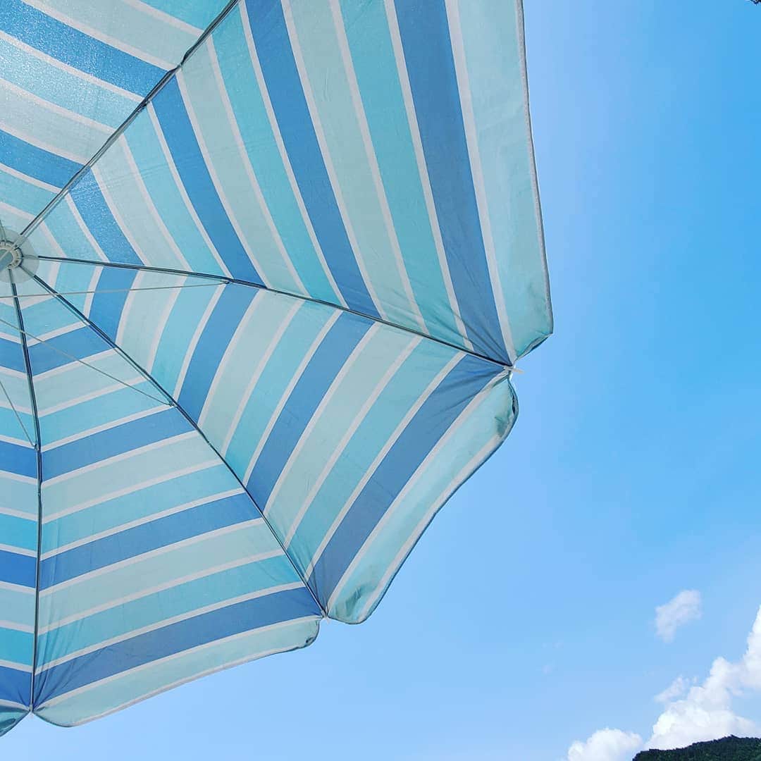 neokazumiのインスタグラム：「﻿ こんなに暑いのに﻿ ﻿ 海だと平気で何時間も居られる⛱️﻿ ﻿ 金属アレルギーの手のひらも﻿ ﻿ 浸かると毎回劇的に良くなる😮﻿ 不思議～ ﻿ 次は鳥取だ🐚﻿ ﻿ #海に行くぞ﻿」