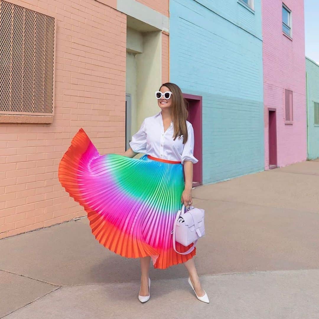 サムエデルマンのインスタグラム：「Who said Monday can’t be fun?!🥳 @jenniferlake in our Hazel Pumps」